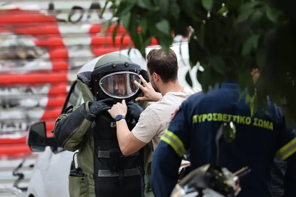 Έκρηξη στον Κολωνό: Ναρκωτικά και εκρηκτικός μηχανισμός στη σακούλα – τέσσερις τραυματίες