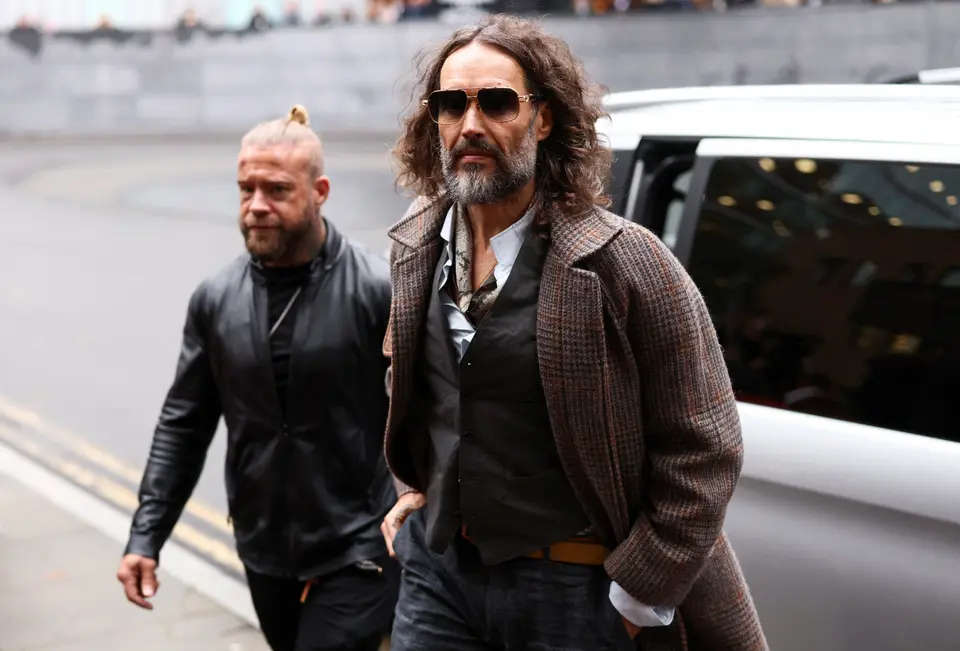Testemunha diz que Russell Brand a tratou "como um animal" em tribunal de Londres