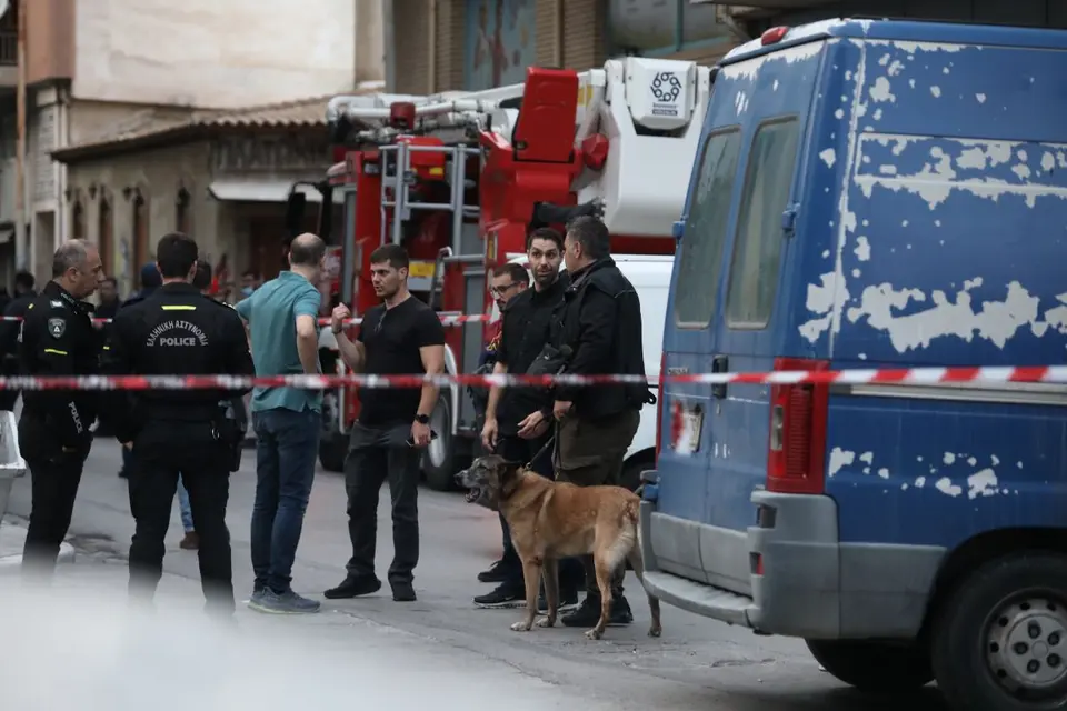 Έκρηξη παγιδευμένης τσάντας στον Κολωνό: τέσσερις τραυματίες, δύο σενάρια υπό έρευνα