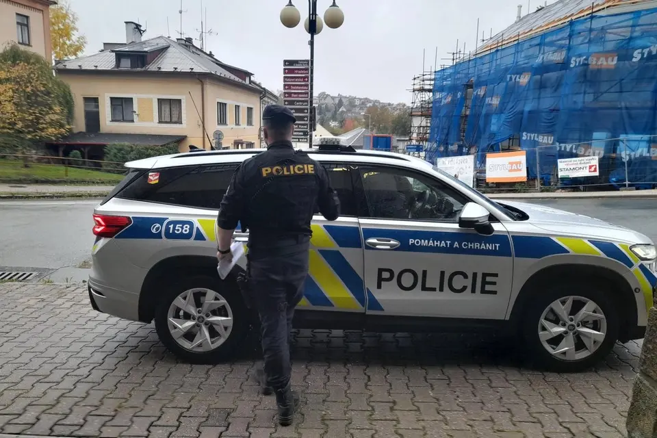 Muž z Kavkazu uškrtil manželku v Kostelci nad Orlicí, soud ho poslal do vazby