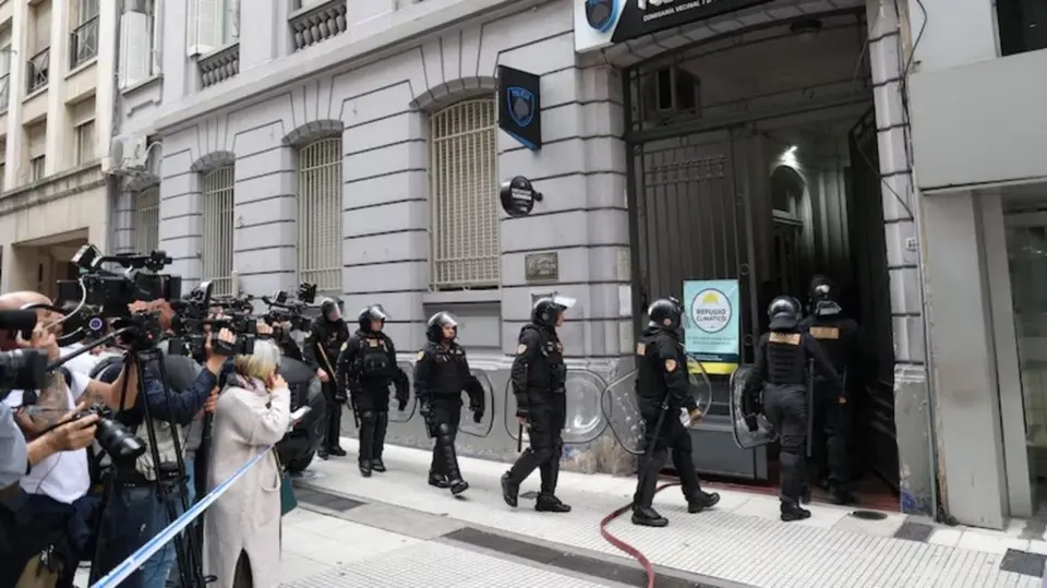 Motín en comisaría de Buenos Aires: detenidos toman a policía de rehén en Lavalle