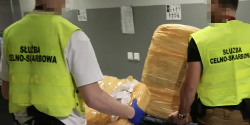 Mężczyzna zatrzymany na Okęciu za przemyt 44,9 kg marihuany z Bangkoku