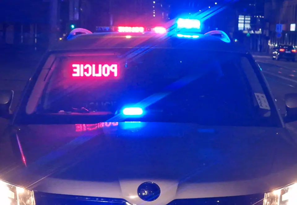 Opilý muž šplhal po okapu v Brně, zásahová jednotka ho zadržela s nožem
