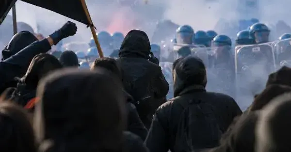 Torino, 22enne arrestato per disordini corteo: riconosciuto da stemma sul giubbotto