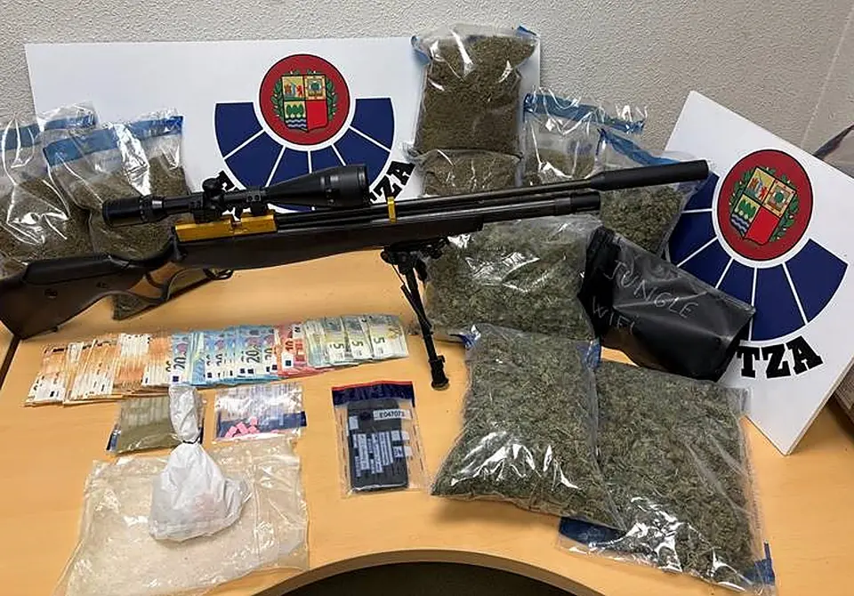 Man arrested in Iurreta with drugs, cash and weapons following police operation