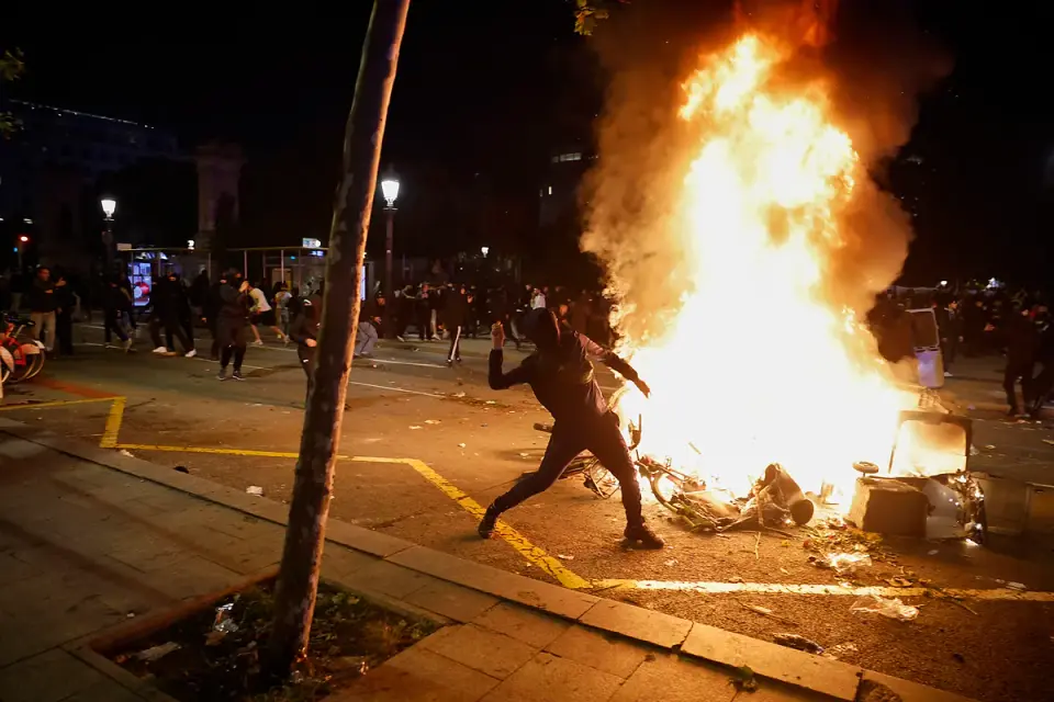 Disturbios en Barcelona: un centenar detenidos tras saqueos y quema de contenedores