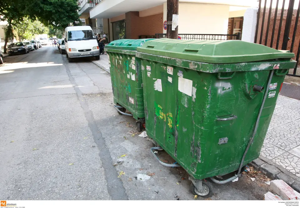 Εξάρχεια: Εμπρησμός κάδων και επίθεση σε πυροσβέστες – δύο συλλήψεις νεαρών