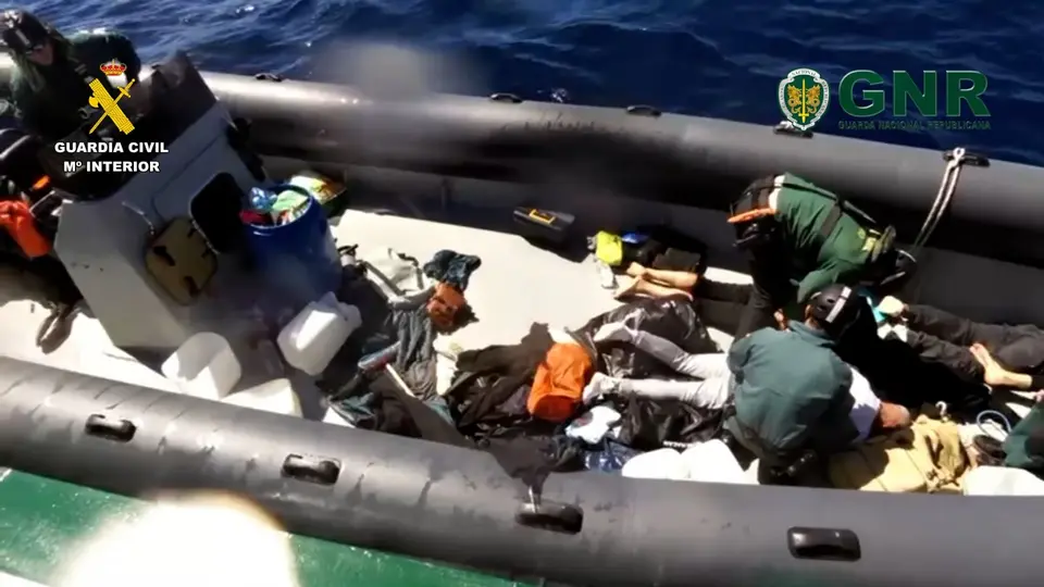 GNR intercepts drug speedboat on Guadiana and seizes Kalashnikovs and 10,000 litres of fuel