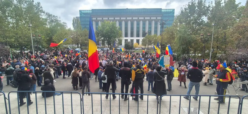 Protest la Tribunalul București: 250 de susținători ai lui Georgescu cer eliberarea