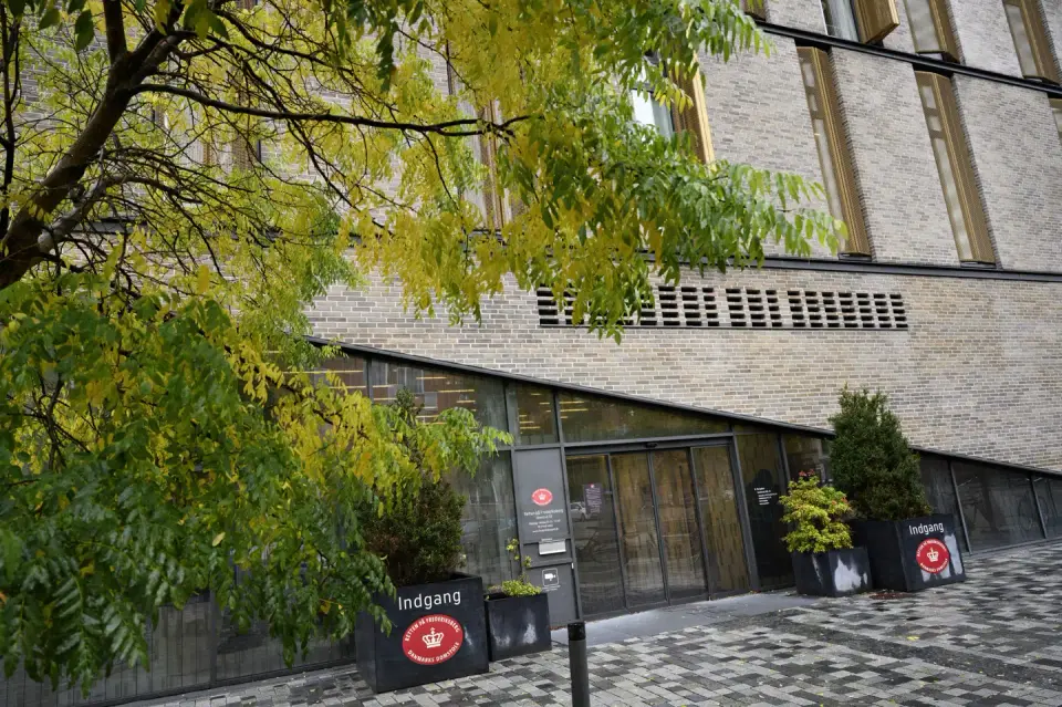 Knivoverfald på Dortheavej: Frederiksberg Byret halverer straf efter bandeparagraf forkastes