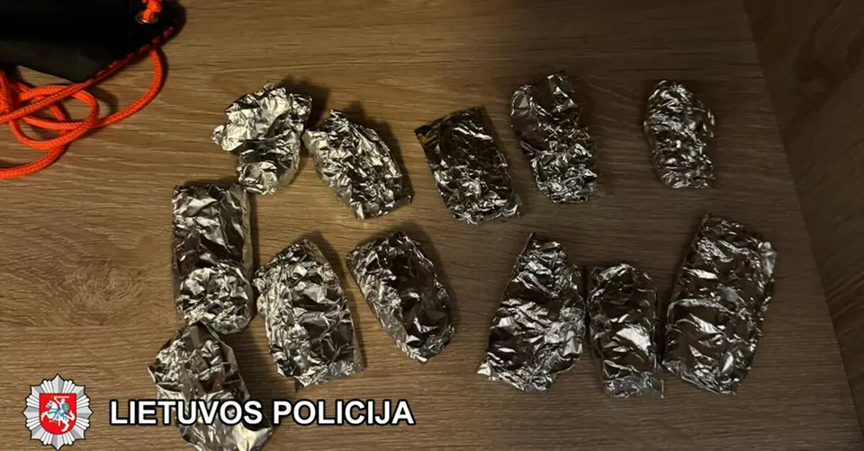 Sostinėje sulaikytas jaunas vyras, pas kurį rasta dešimtys narkotinių paketėlių