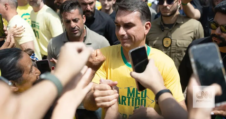Flávio Bolsonaro impedido de sair do Brasil e obrigado a entregar passaportes