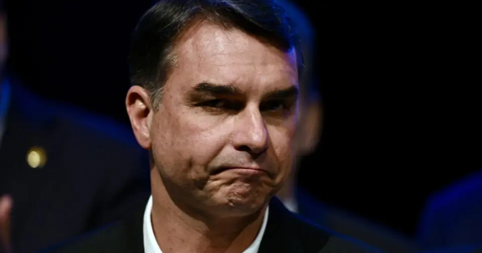 Ausreiseverbot für Flávio Bolsonaro nach Geldwäscheverfahren