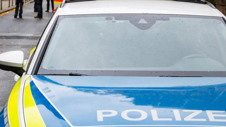 Auto rast in Menschengruppe bei Hannover – Polizei schießt, Täter flüchtig