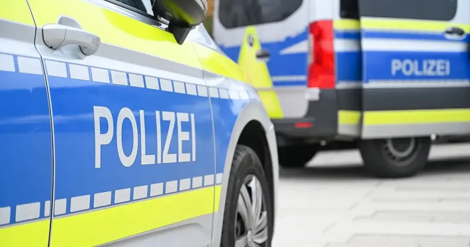 Auto fährt in Niedersachsen absichtlich in Fußgängergruppe – mehrere Schwerverletzte