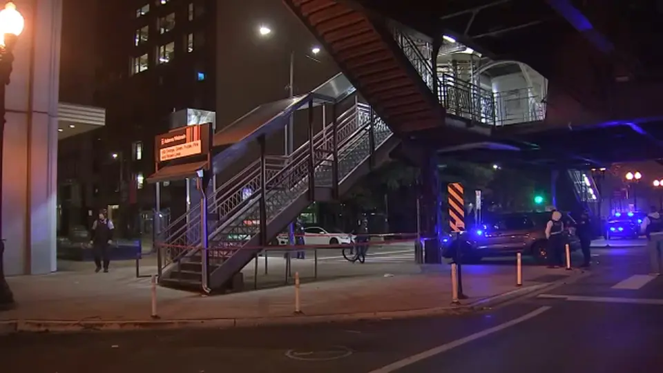 Two men shot inside Loop 7-Eleven on Adams Street, Chicago