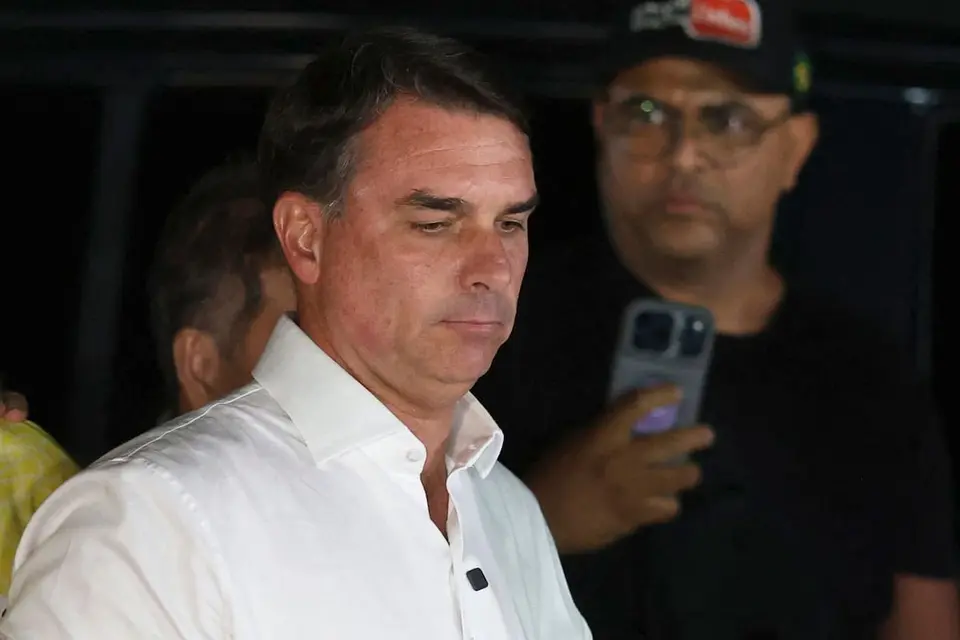 Flavio Bolsonaro Under Investigation for Possible Escape to Argentina After Exit Ban