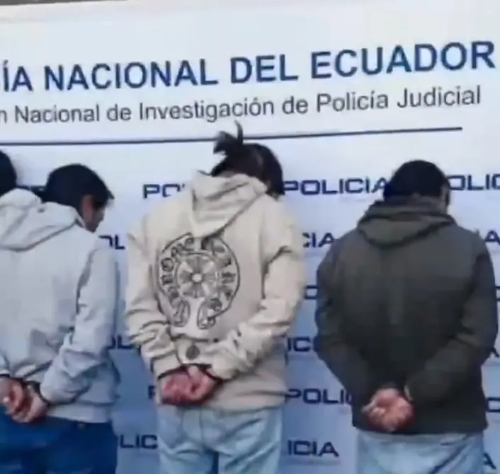 Cuatro detenidos y dos vehículos recuperados en operativo policial en Perucho, Pichincha