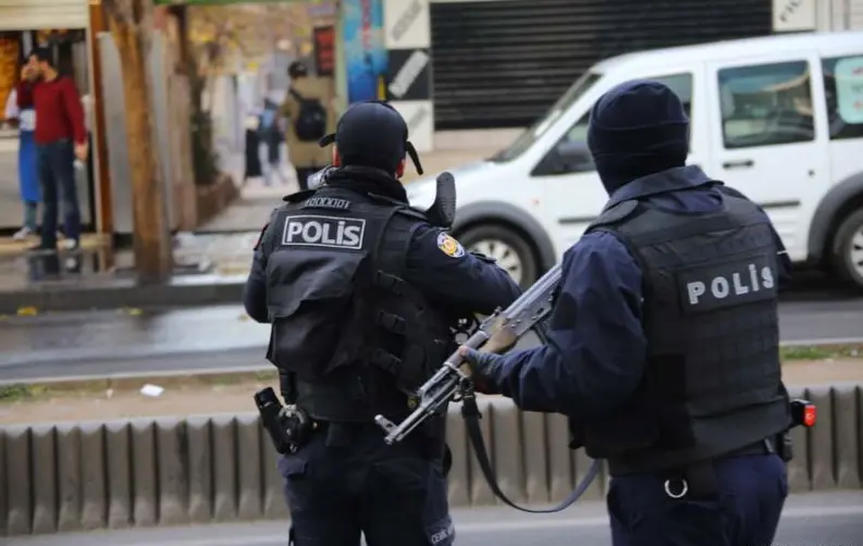 Turecka policja zatrzymuje setki podejrzanych Daltonów; powiązania z podpaleniem Starlink w Polsce