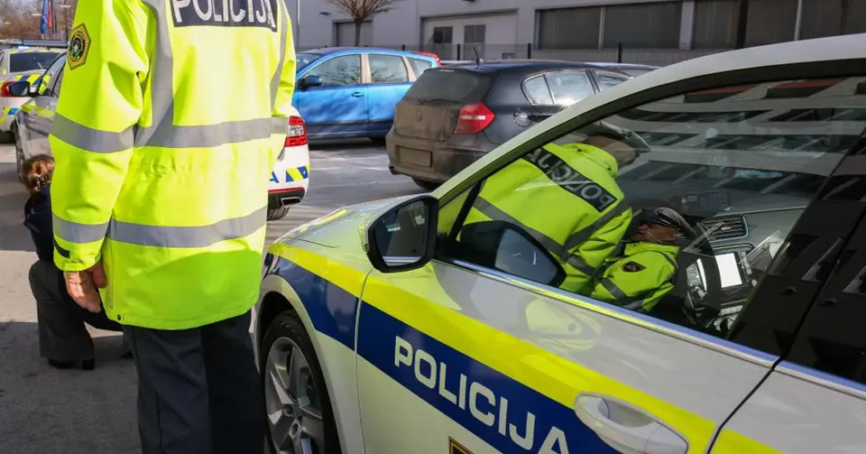 Oboroženi rop trgovine v Britofu pri Kranju: policija išče dva maskirana storilca