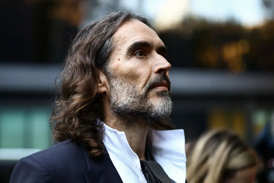 Ράσελ Μπραντ: «Κανείς δεν ήθελε να καταθέσει υπέρ μου» – Πρώτη κατάθεση στη δίκη βιασμού