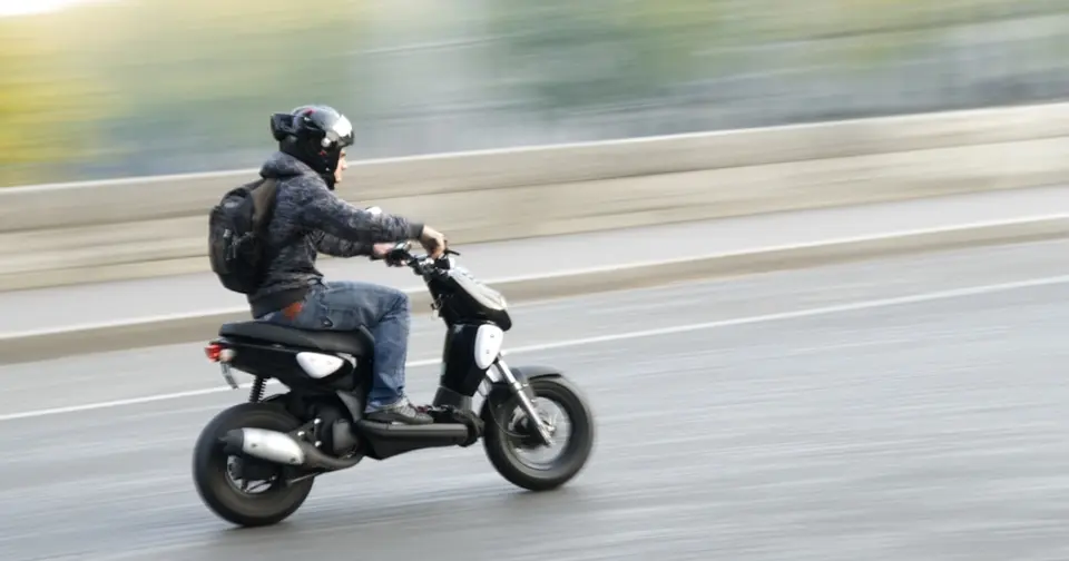 Cyclomotoriste à 25 km/h sur l'autoroute près de Crisnée : interpellé avec de la kétamine