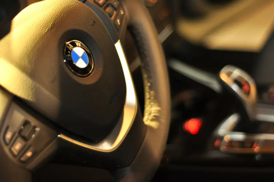 BMW fährt gezielt in Menschengruppe – Polizei schießt, mehrere Verletzte
