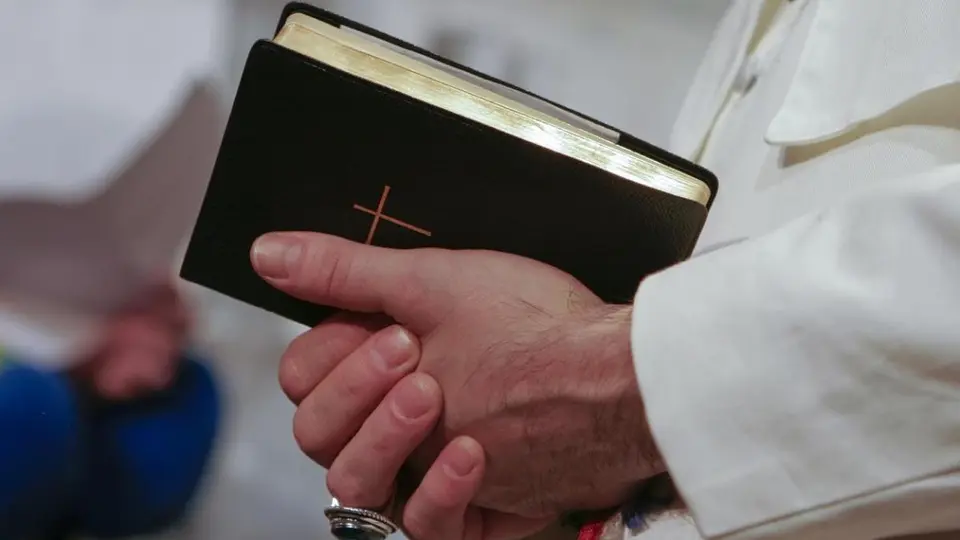 Man arrested in Zaragoza for robbing priest and assaulting him at his home