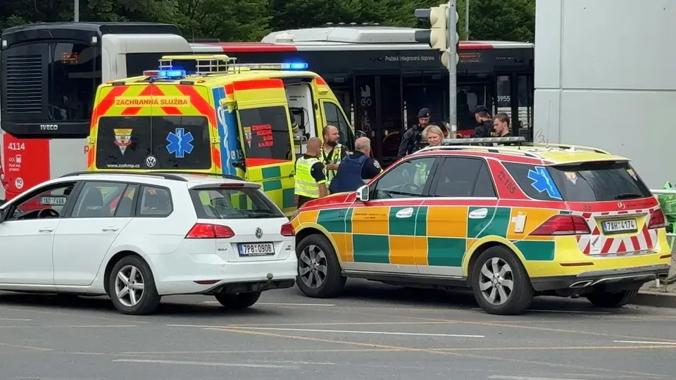 Muž pobodán před pražským obchodním domem, policie hledá agresora