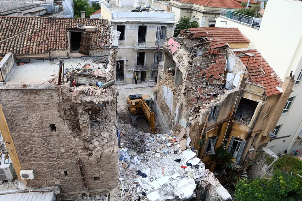 Explosion in Plaka: copper theft as cause — three arrest warrants issued