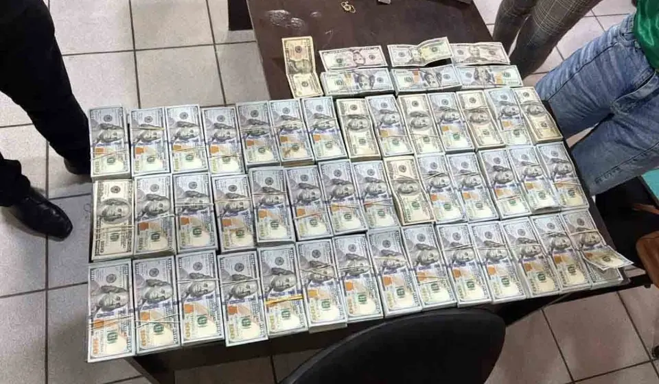 Police counts $us 467,944 and Bs 42,036 found following arrest of Jhonny Fernández in Santa Cruz