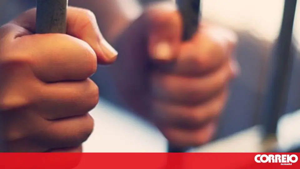 Homem com dezenas de crimes foge pela janela da esquadra de Leiria para evitar prisão