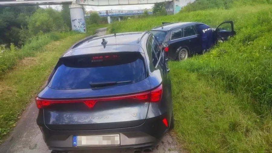 Policyjny pościg w Jaśle. Kierowca bez prawa jazdy, narkotyki wyrzucone z auta