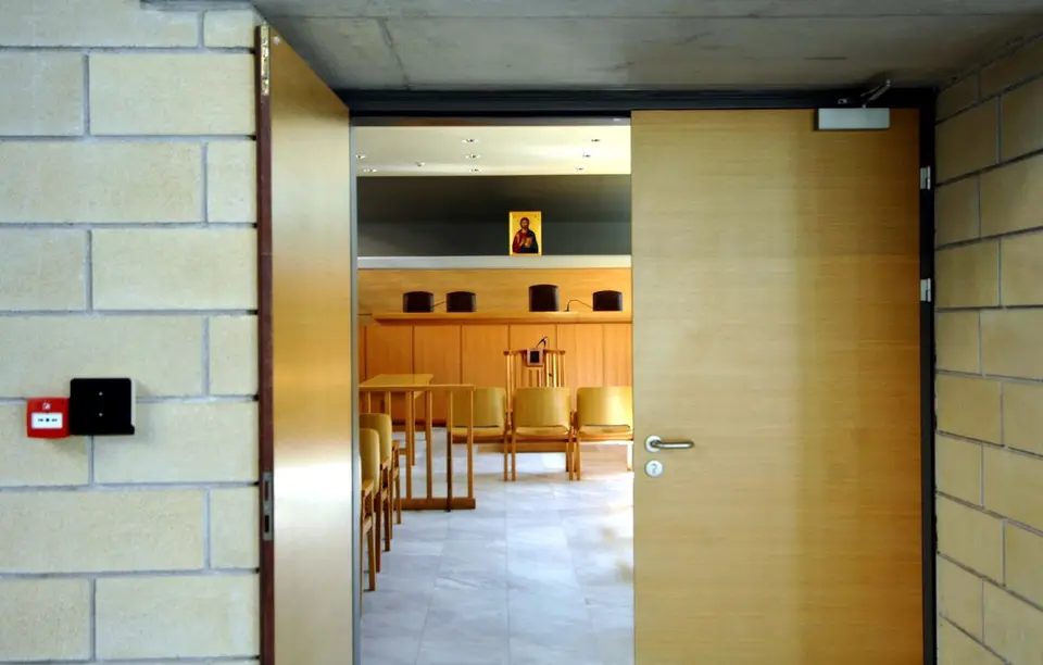 Eye doctor acquitted in Arta over "envelope" bribe allegations — unanimous court decision