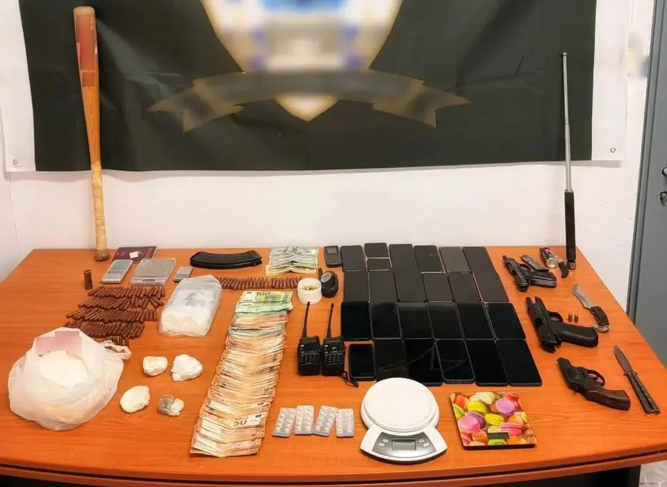 Nine arrests in cocaine trafficking network in Attica – weapons and €14,500 seized