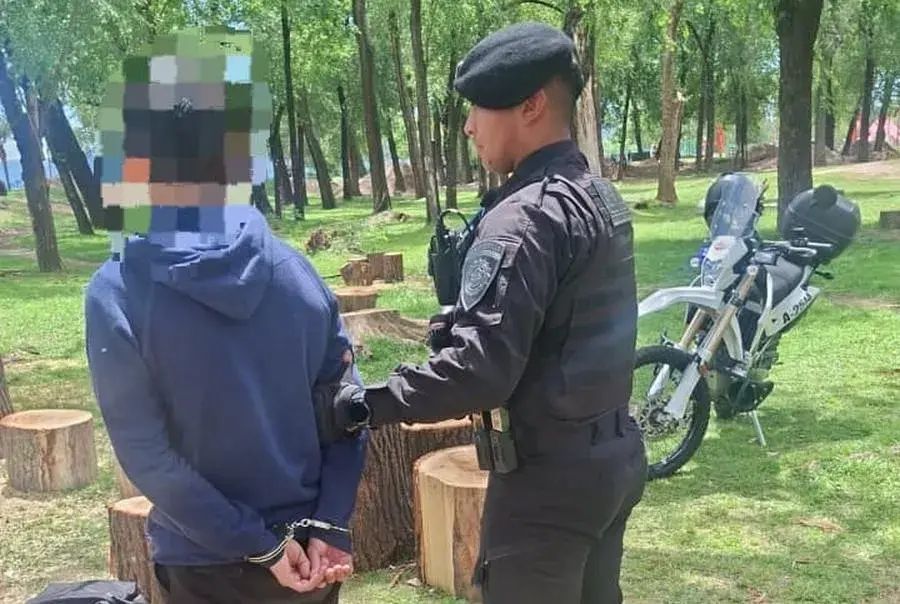 Joven detenido en plaza de Villa Carlos Paz por exhibir réplica de fusil M4