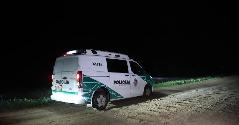 Night chase in Vilnius: police officer fires at VW Passat, suspicious medicines found
