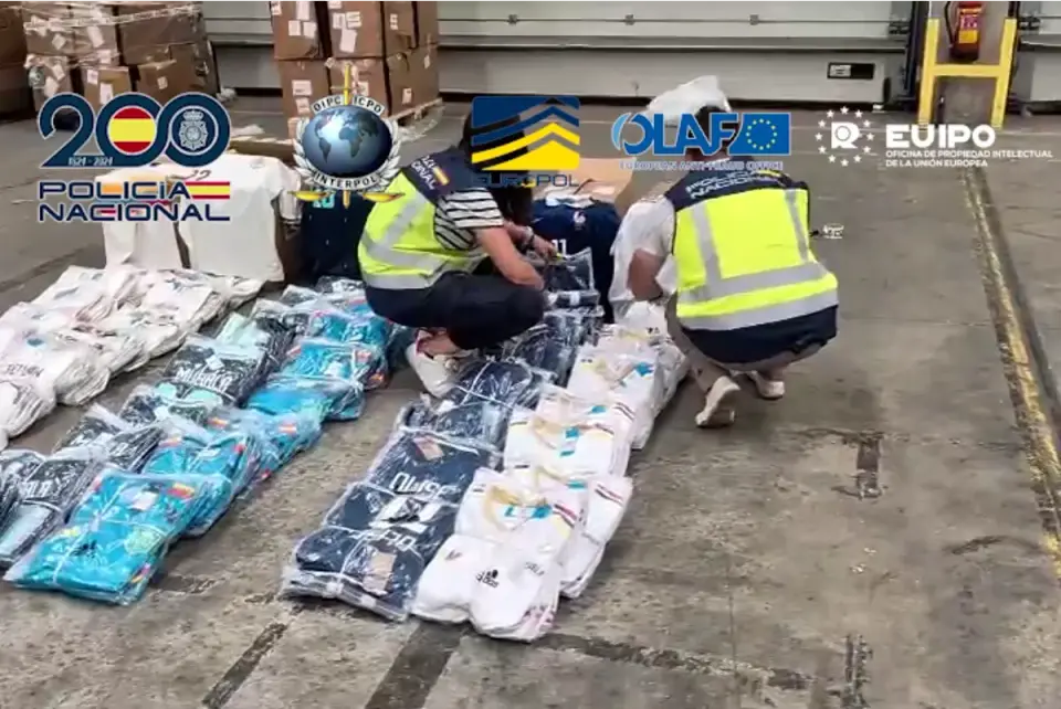 Más de 66.000 camisetas falsas del Mundial intervenidas en España: 95 detenidos