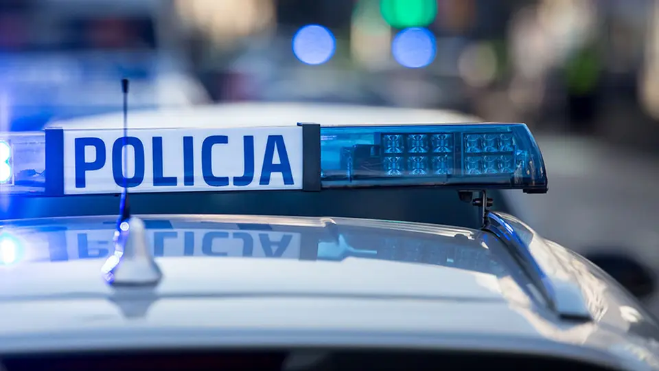 Policjant ciężko ranny po upadku radiowozu na tory w Krakowie