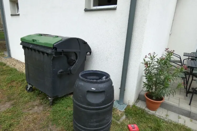 Betörő mászott be egy pásztói bisztró mosdóablakán