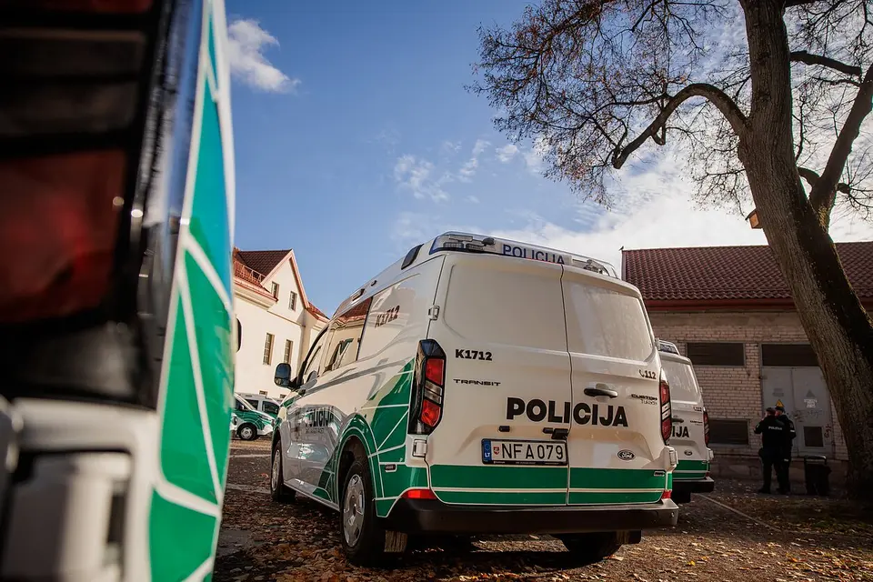 Naujojoje Akmenėje girtas vyras su kirviu terorizavo vaikus kieme