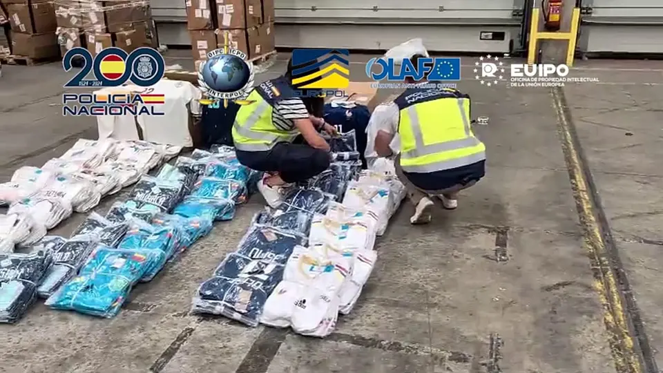 Operation against sports counterfeiting: more than 66,000 counterfeit shirts seized and 95 arrested in Spain