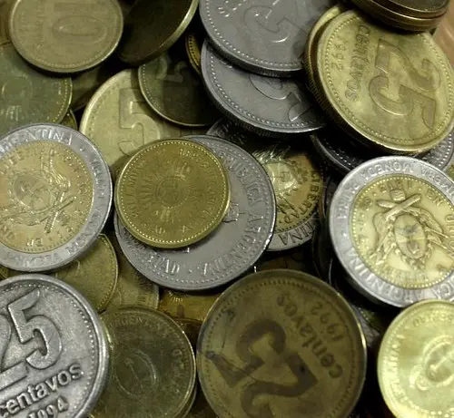 Recuperan dos autos con papeles falsificados tras allanamientos en Santiago del Estero