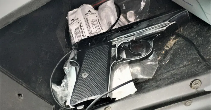 Radviliškio rajono gyventoja policijai atidavė sūnaus laikytą pistoletą