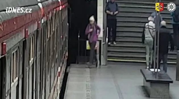 Unknown man attacked woman in Prague metro when she refused to hand over rucksack