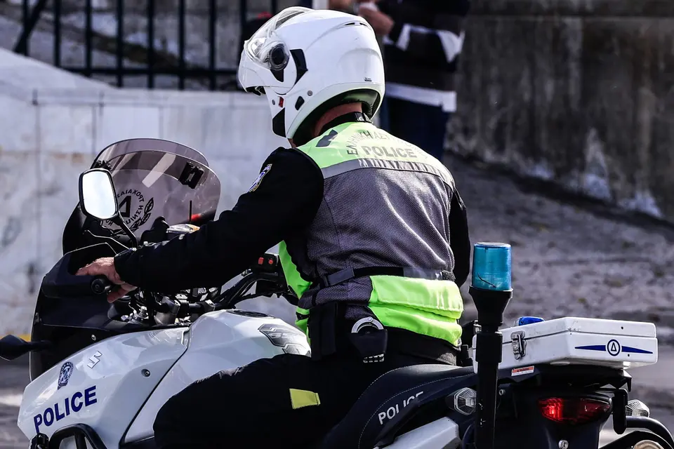 Arrest of 28-year-old in Rhodes for attack with broken bottle on tourists