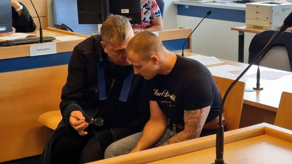 Dvanáct let za smrt známého. Muž vhodil do buňky hořící petardu