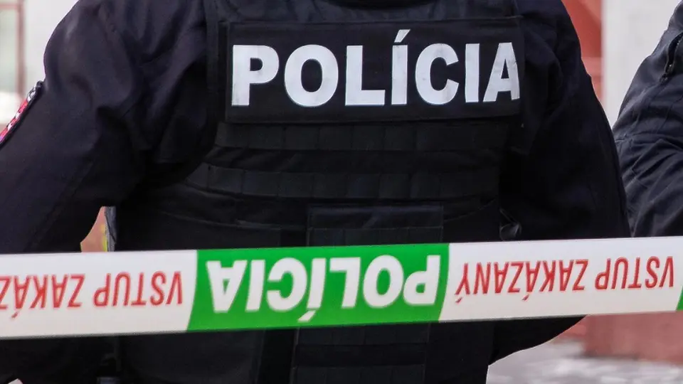 Opitý vodič v Podbrezovej narazil autom do bytovky, spolujazdkyňa skončila v nemocnici