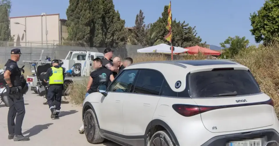 Turistas llegan al 'supermercado de drogas' de Son Banya justo durante un operativo policial