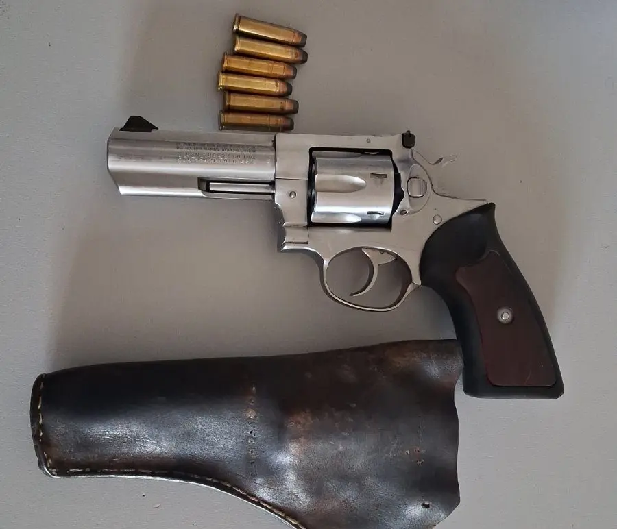 Underage driver with revolver arrested in Sfakia, Chania